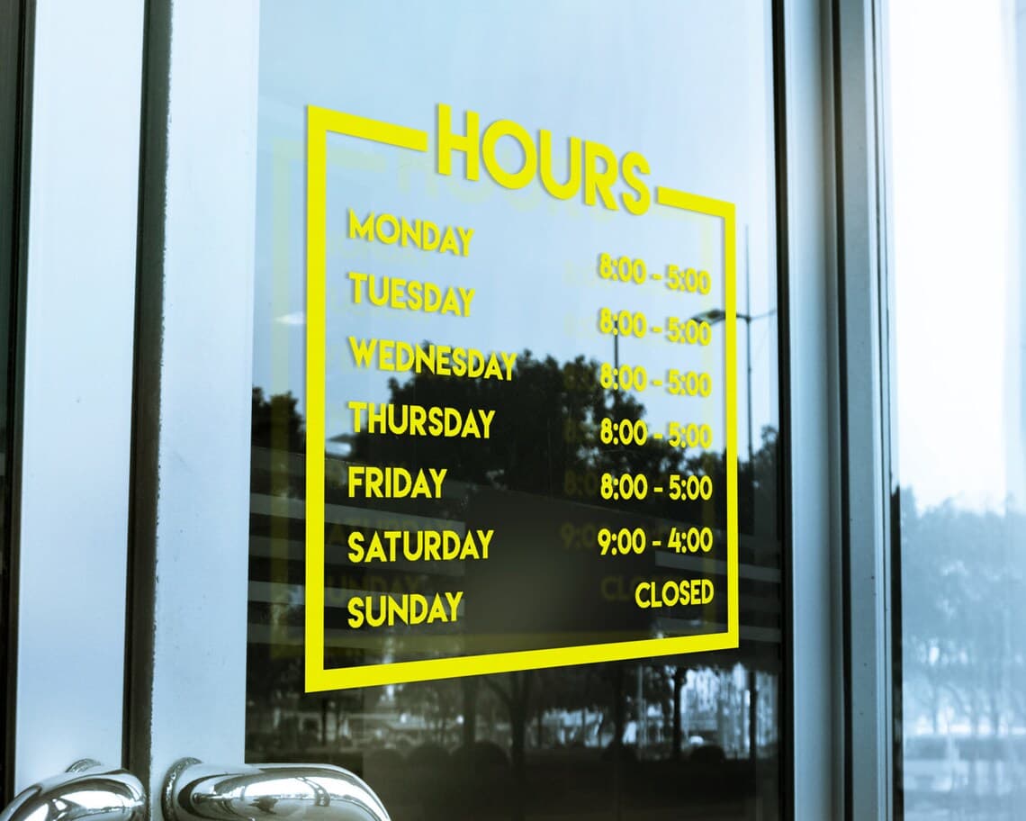 Vinilación de escaparate — horario en vinilo