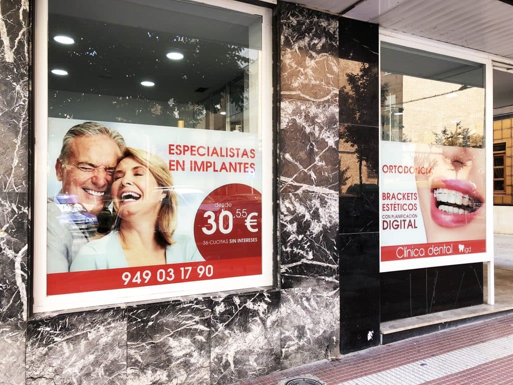 Vinilación de escaparate — Clínica Dental (implantes y ortodoncia)